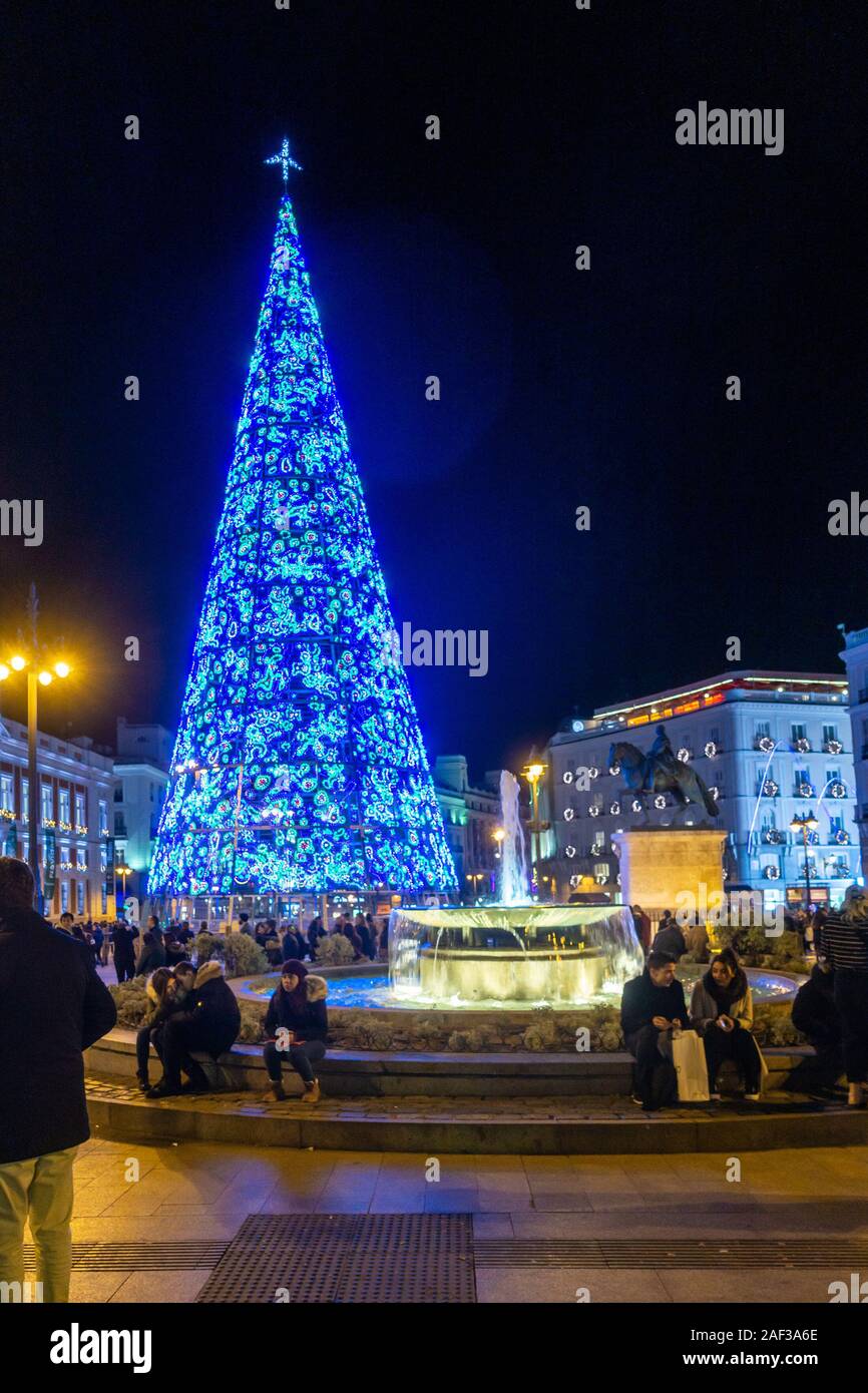 Eine große, blau, konische Weihnachten Baum in Puerta del Sol im Zentrum von Madrid, Spanien, nachts beleuchtet. Stockfoto
