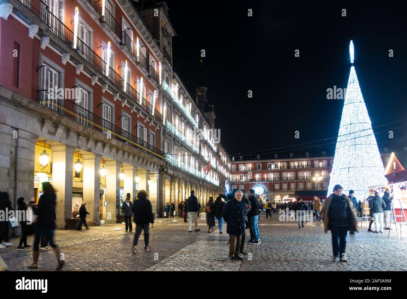 Große, weiße konische Weihnachtsbaum auf dem Plaza Mayor im Zentrum von