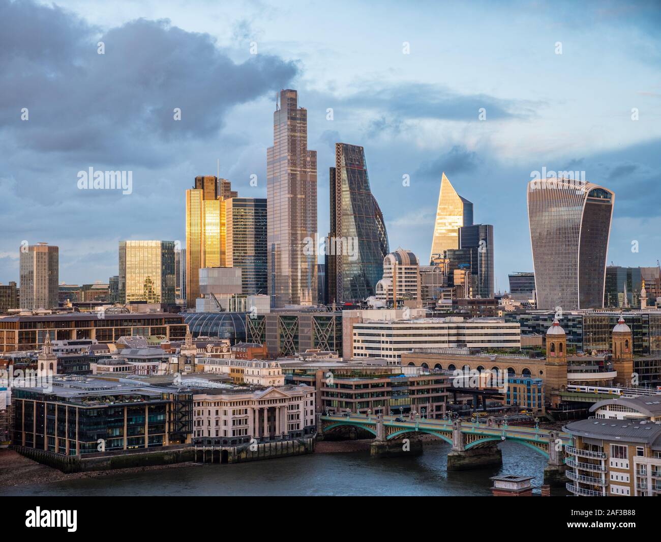 Sonnenuntergang über der City von London, der Londoner City Skyline, Themse, London, England, UK, GB. Stockfoto