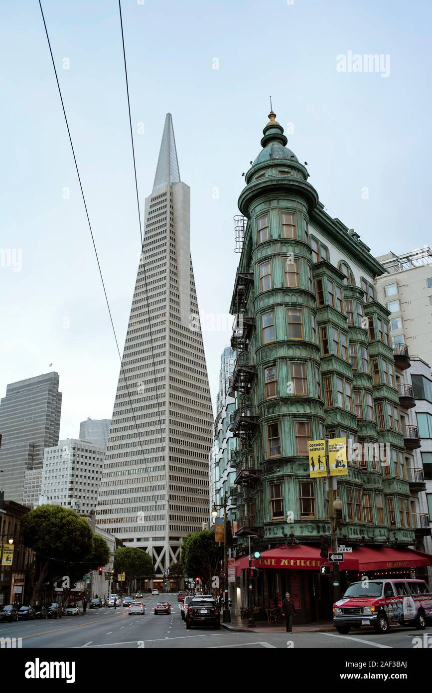 Transamerica Pyramid und viktorianischer Architektur, Ansicht von Kearny Street und Colombus Avenue Ecke, San Francisco, CA, USA. Sep 2019 Stockfoto