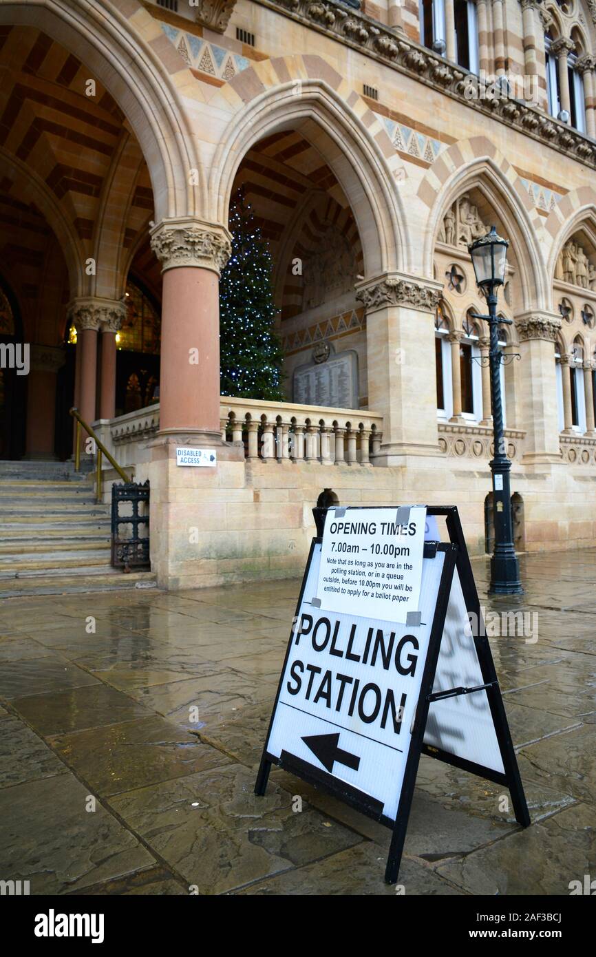 Zeichen außerhalb dem Wahllokal während der allgemeinen Wahlen 2019 am Guilldhall, Northampton, Großbritannien Stockfoto