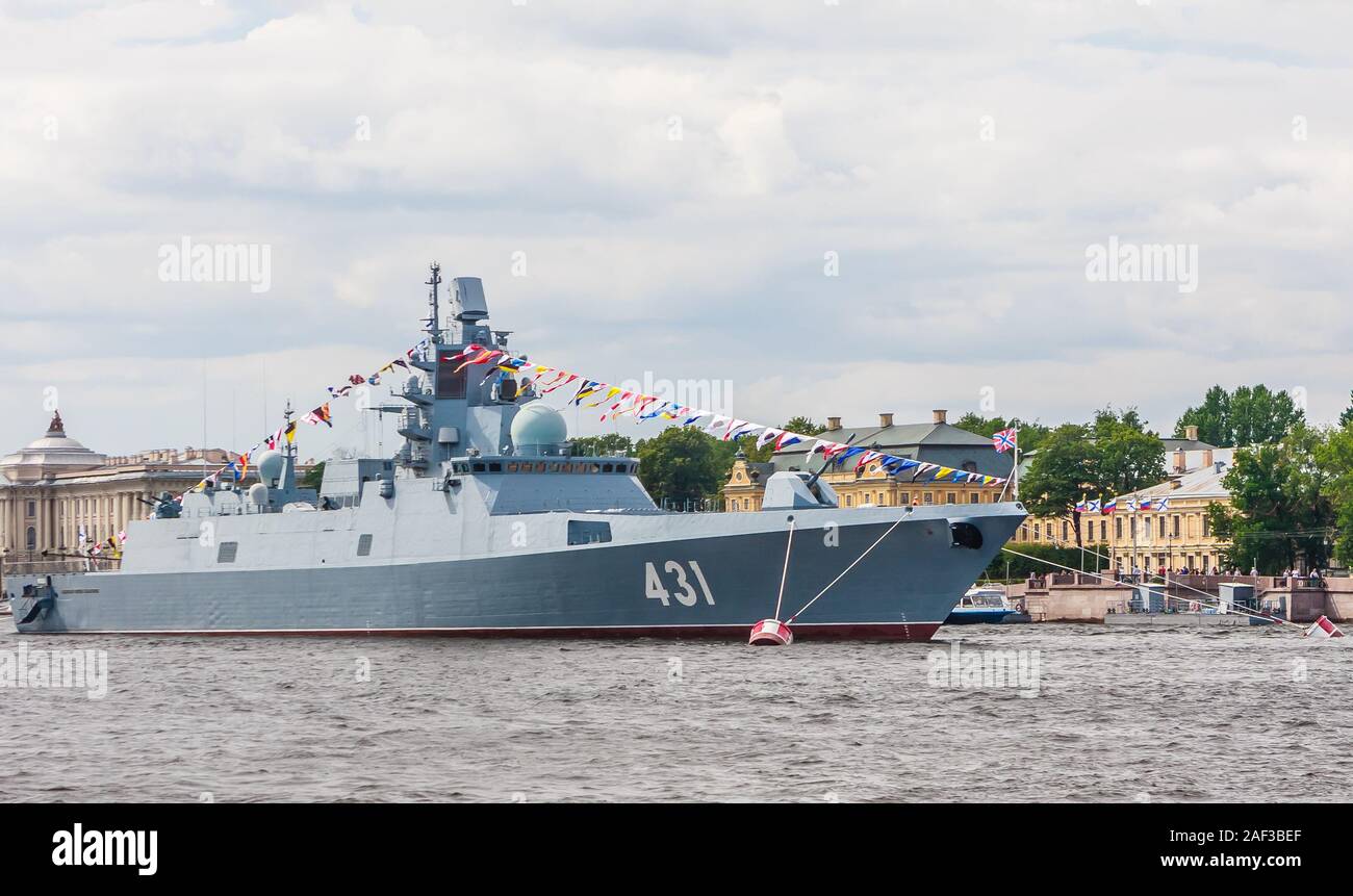 Fregatte Admiral Kasatonov am Vorabend des Tages der russischen Marine in den Gewässern an der Newa ist mit Fahnen verankert. Die Inschrift an Bord der Shi Stockfoto