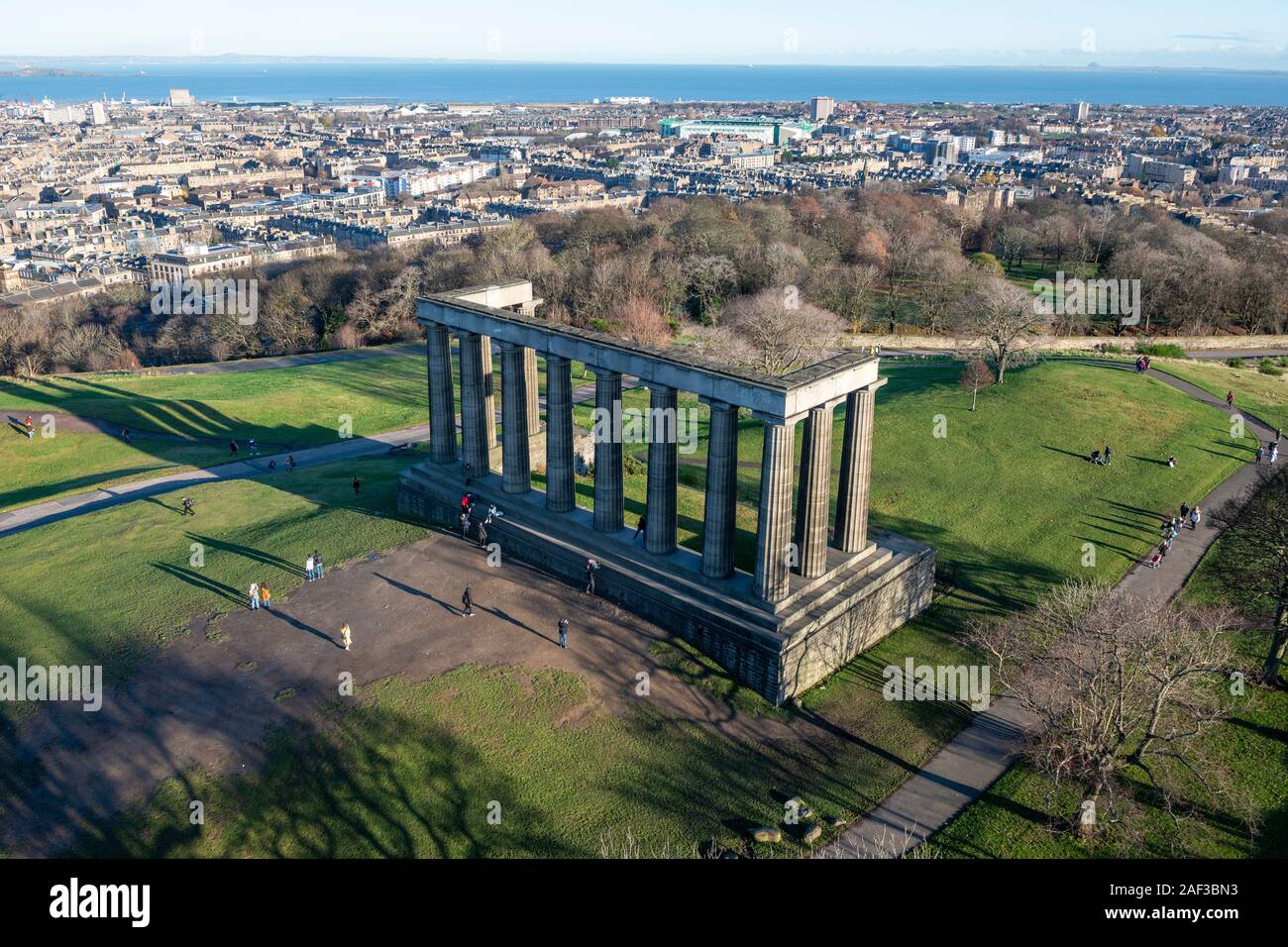 Luftbild des National Monument von Schottland von oben sich das Lord Nelson Denkmal auf dem Calton Hill, Edinburgh, Schottland, Großbritannien Stockfoto