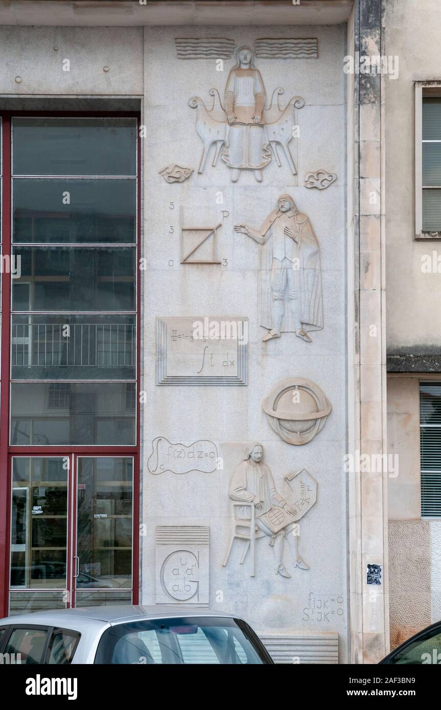 Bas-relief Details an der Wand der Fakultät für Mathematik an der Universität von Coimbra, Coimbra, Portugal Stockfoto