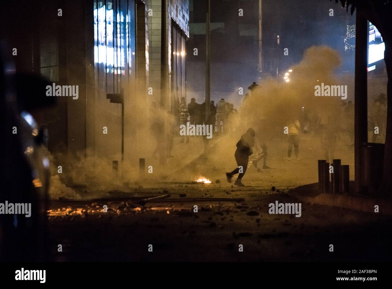 Auseinandersetzungen in der Innenstadt von Beirut als Sicherheitskräfte zwischen Amal Unterstützer und regierungsfeindlichen Demonstranten stehen. Feuerwerk Steine und Molotov Cocktails waren an der Polizei Linien Amal Unterstützer geworfen. Die Polizei antwortete mit Gas über eine Anzahl von Stunden. Beirut, 11. Dez 2019 Stockfoto