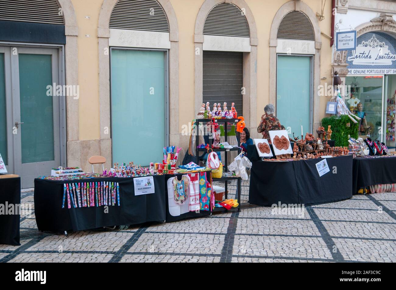 Fußgängerzone Rua Visconde da Luz in Coimbra, Portugal mit einer Kunst und Handwerk Messe Stockfoto