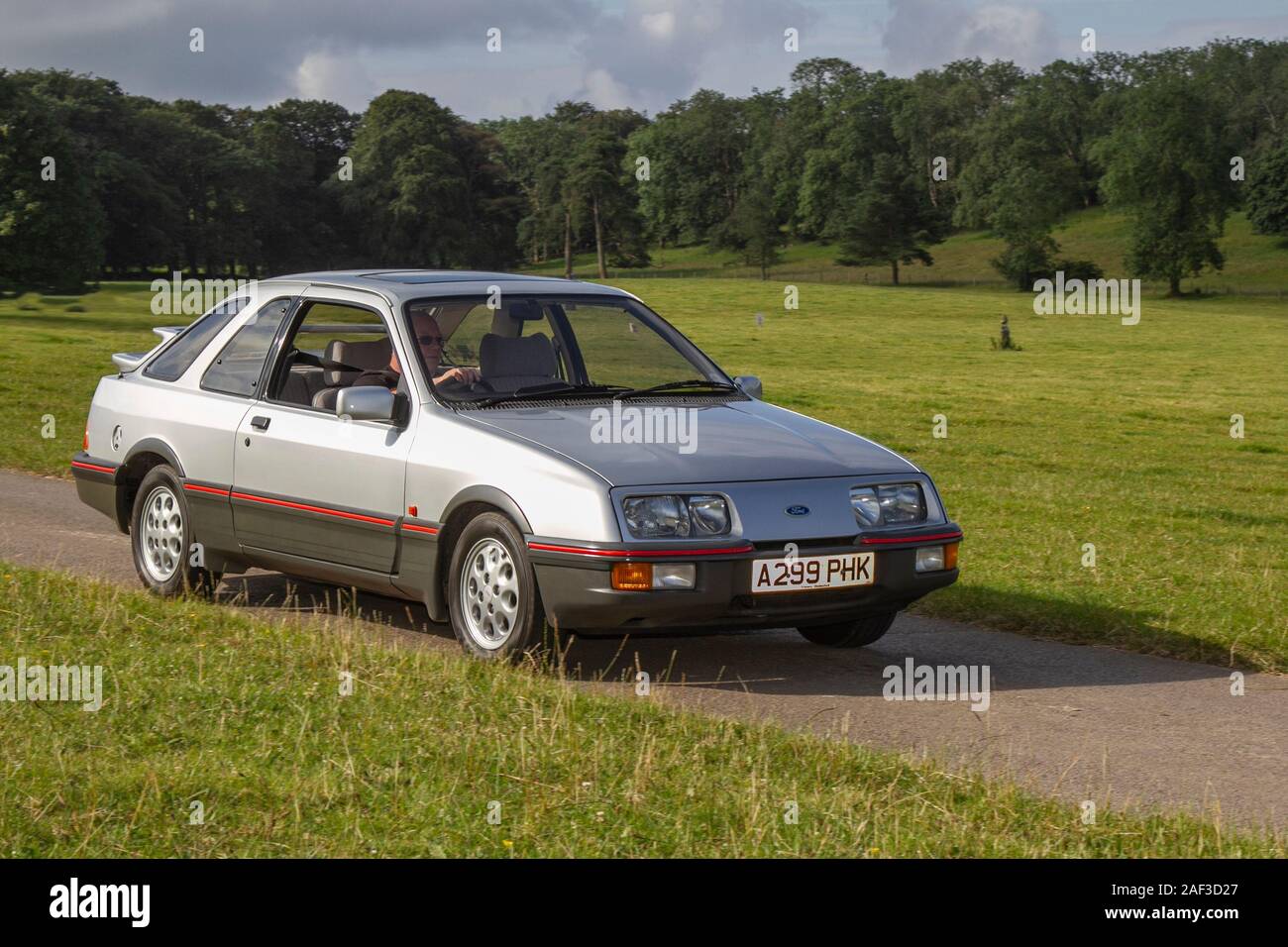 1983 80s Silver Ford Sierra XR4i Klassische Autos, historiker, geschätzt, Oldtimer, Sammlerstück restaurierter Oldtimer-Veteran, Fahrzeuge vergangener Zeiten, die zum historischen Auto-Event von Mark Woodward in Leighton Hall, Carnforth, Großbritannien, eintreffen Stockfoto