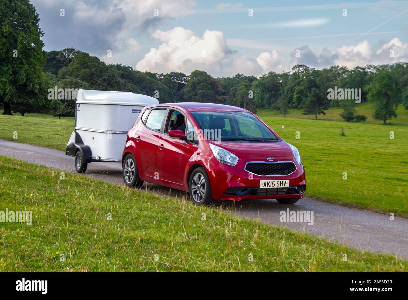2015 Red Kia Venga Klassische Autos, historics, gehegte,, sammelbare Fahrzeuge, die für das historische Autofahren-Ereignis Mark Woodward in Leighton Hall, Carnforth, Großbritannien ankommen Stockfoto