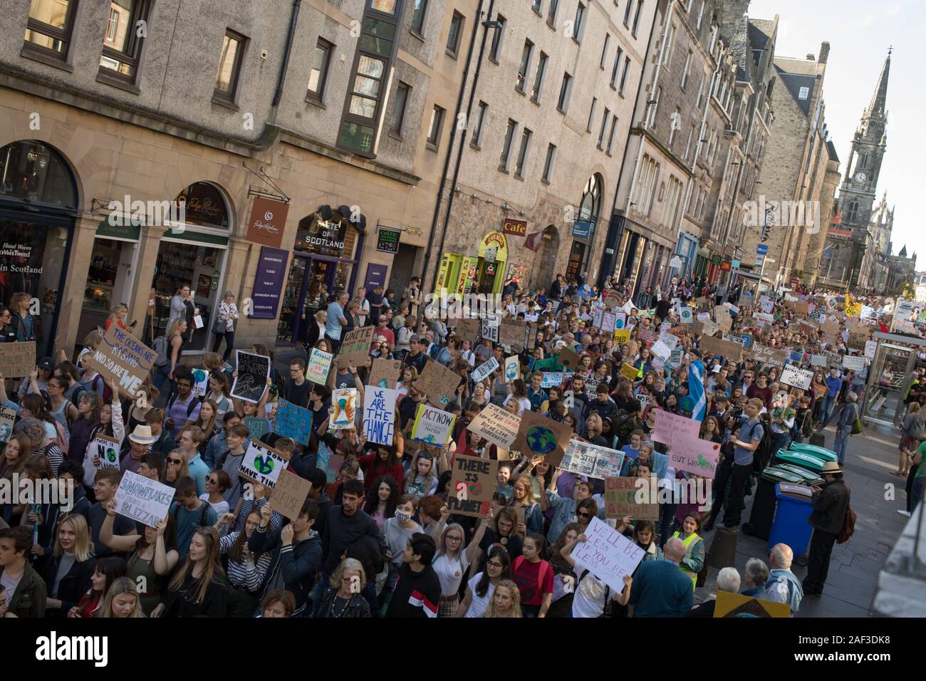 Schottischen Jugend Streik für das Klima, die während einer globalen Tag der Aktion, den Tag frei nehmen Schule und Bildungseinrichtungen die Untätigkeit der Regierung auf die Klimakrise zu protestieren, in Edinburgh, Schottland, 20. September 2019. Die Jugendlichen machten sich auf den Weg von den Wiesen Gegend der Stadt, entlang der historischen Royal Mile im Schottischen Parlament. Stockfoto