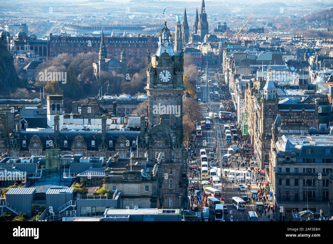 Luftaufnahme der Princes Street von oben sich das Lord Nelson Denkmal auf dem Calton Hill, Edinburgh, Schottland, Großbritannien Stockfoto