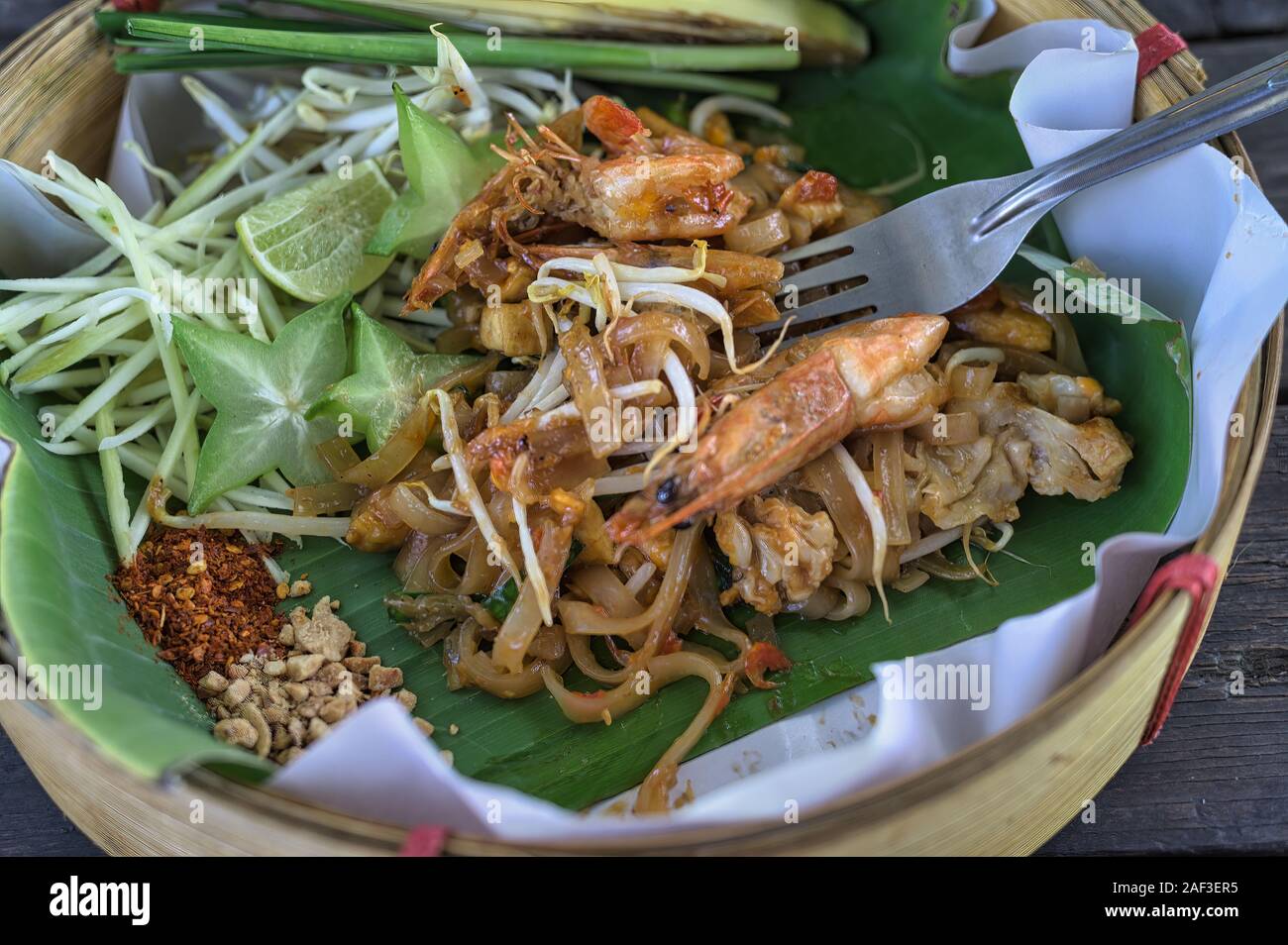 Pad Thai mit Shrimps in handgefertigten Bambus Radsch. Stockfoto