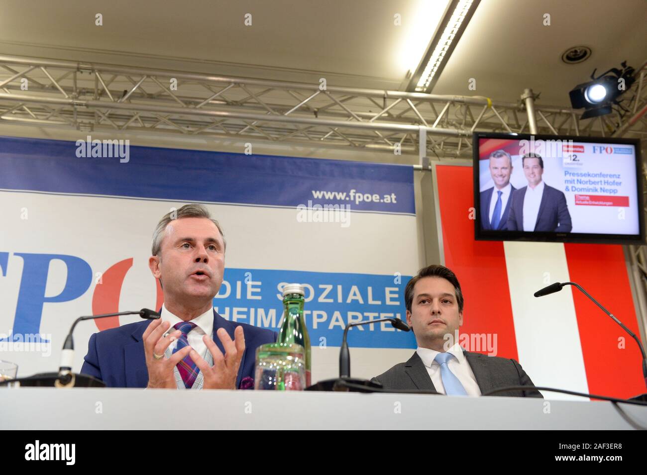Wien, Österreich. 12. Dezember, 2019. FPÖ (Freiheitliche Partei Österreichs) Bundesvorsitzende (L) Norbert Hofer und der Wiener FPÖ-Landesvorsitzenden (R) Dominik Nepp halten eine Pressekonferenz auf der Abspaltung von drei FPÖ Mandate und die Wiedereinsetzung der "Allianz für Österreich (ADÖ)". Quelle: Franz Perc/Alamy leben Nachrichten Stockfoto