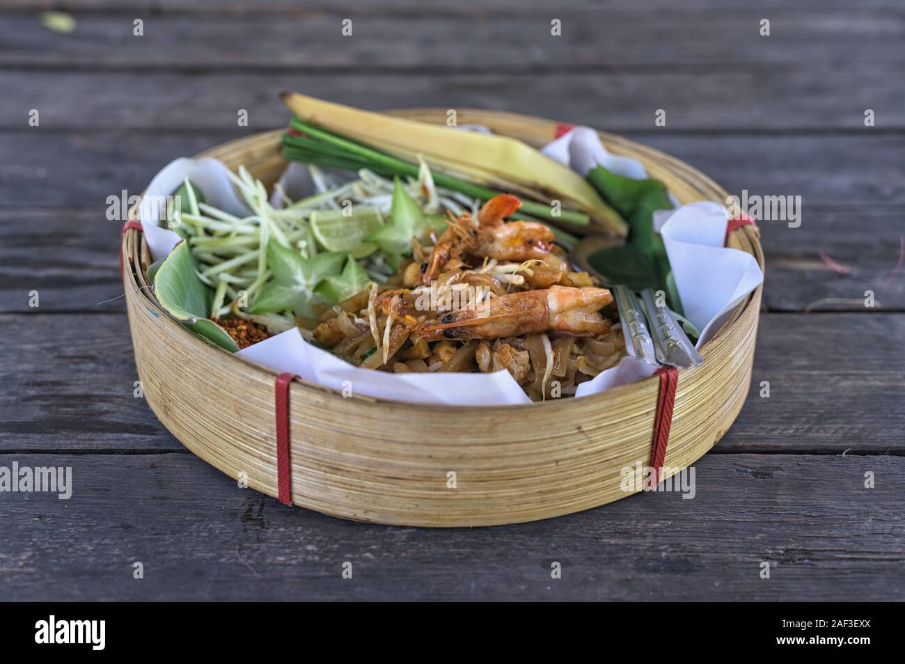 Pad Thai mit Shrimps in handgefertigten Bambus Radsch. Stockfoto