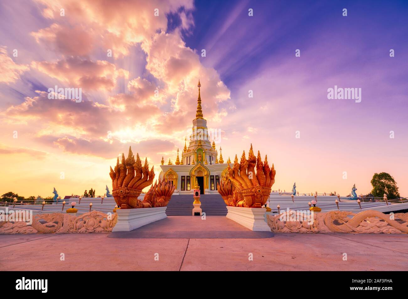 Saen Suk/Chon Buri District/Chon Buri/Thailand/November 17, 2019: Wat Saensuk Suthi Wararam. Lernen Quellen, das Sammeln von Überzeugungen nach Stockfoto