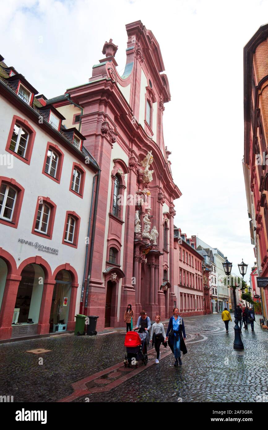 Mainz, Deutschland - Oktober 2019: Haus zum Aschaffenburg ist berühmt Altstadt historische Straße Gasse in Hauptstadt, Masse von Menschen zu Fuß entlang der Straße. Stockfoto