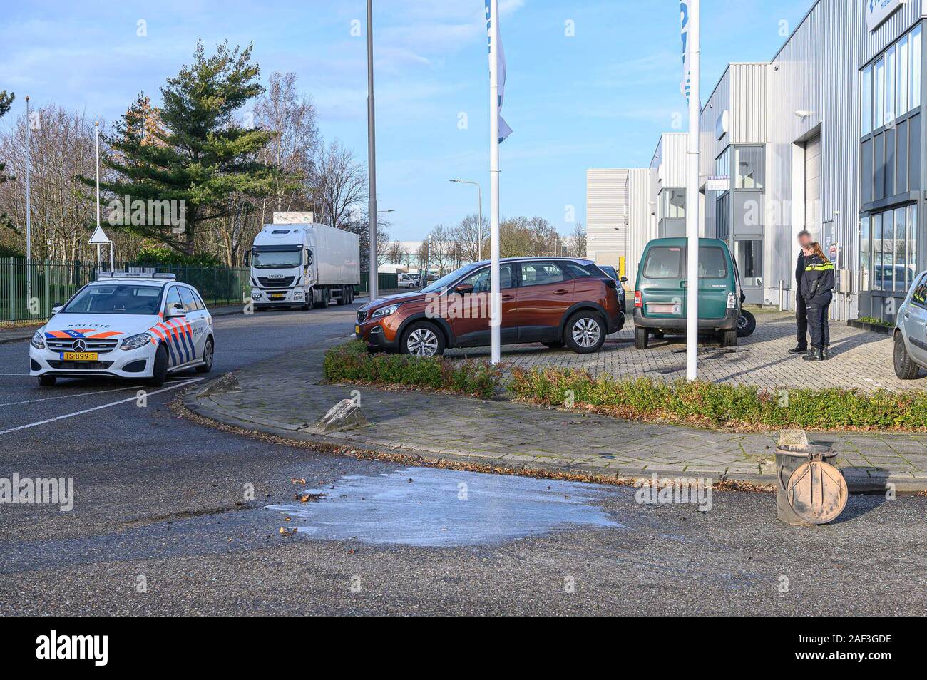 ETTENLEUR, Niederlande. 12 Dez, 2019. dutchnews, Feuer Auto an Kreuzung in Etten-Leur Credit gerammt: Pro Schüsse/Alamy leben Nachrichten Stockfoto