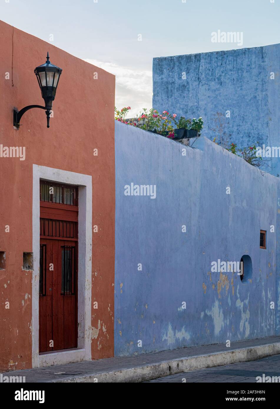 Orange und Blau, bunten kolonialen Häuserfassaden in Tulum, Yucatan, Mexiko. Stockfoto