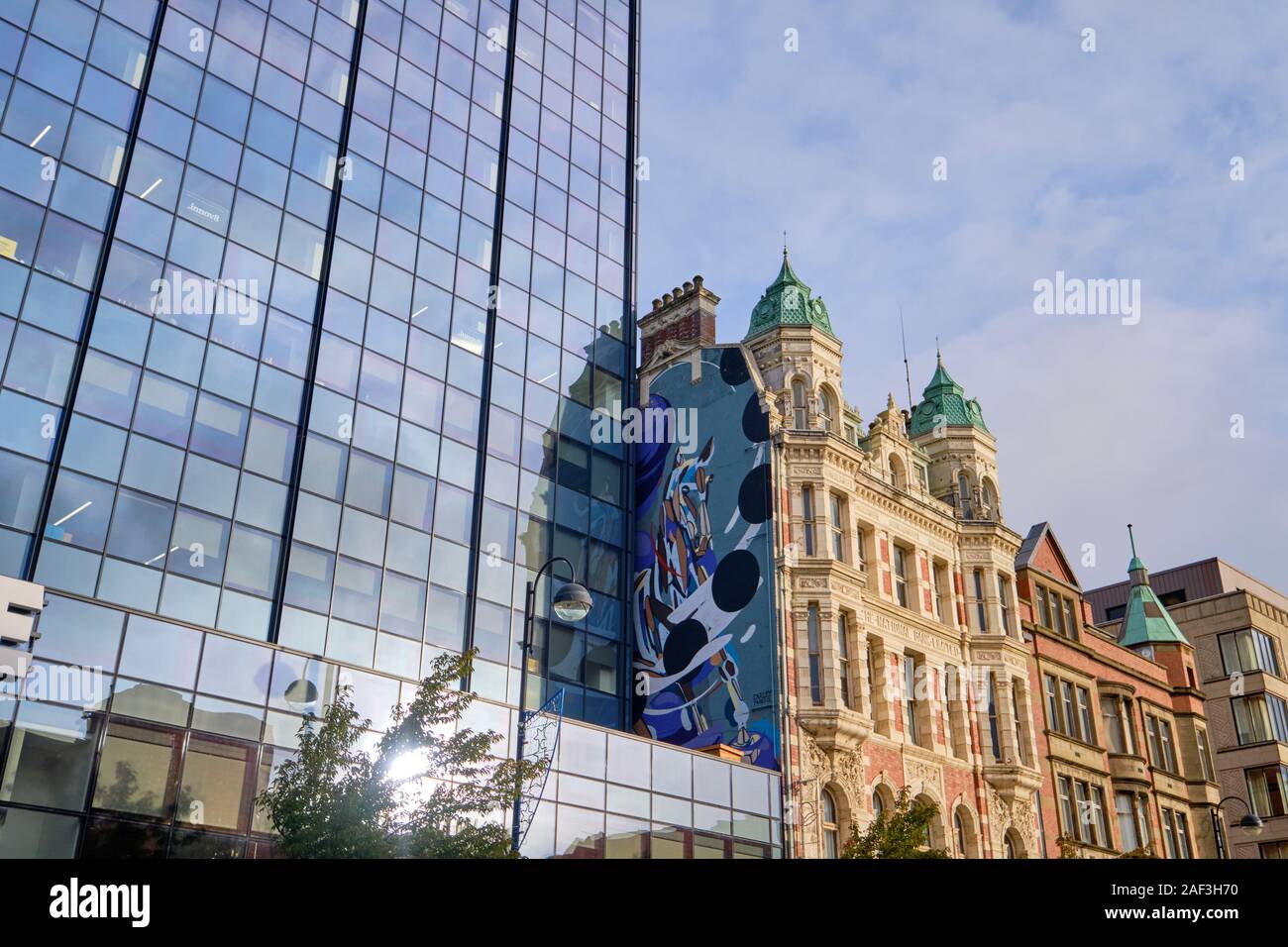 Belfast Architektur, neue Glas sky Scrapper neben viktorianischen Gebäude mit Pferd, wandbild Stockfoto