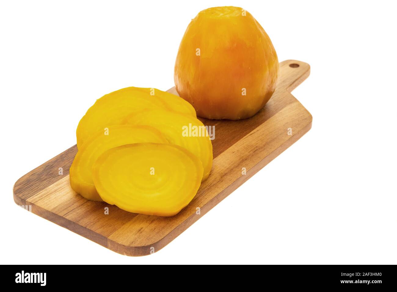 Warmes gelb Rote Bete auf einer hölzernen Schneidebrett - Weißer Hintergrund Stockfoto