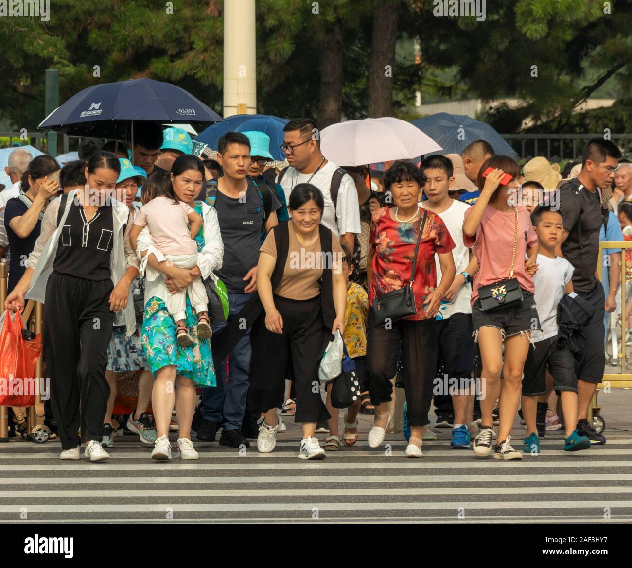 Chinesische Touristen am Platz des himmlischen Friedens, Peking, China Stockfoto