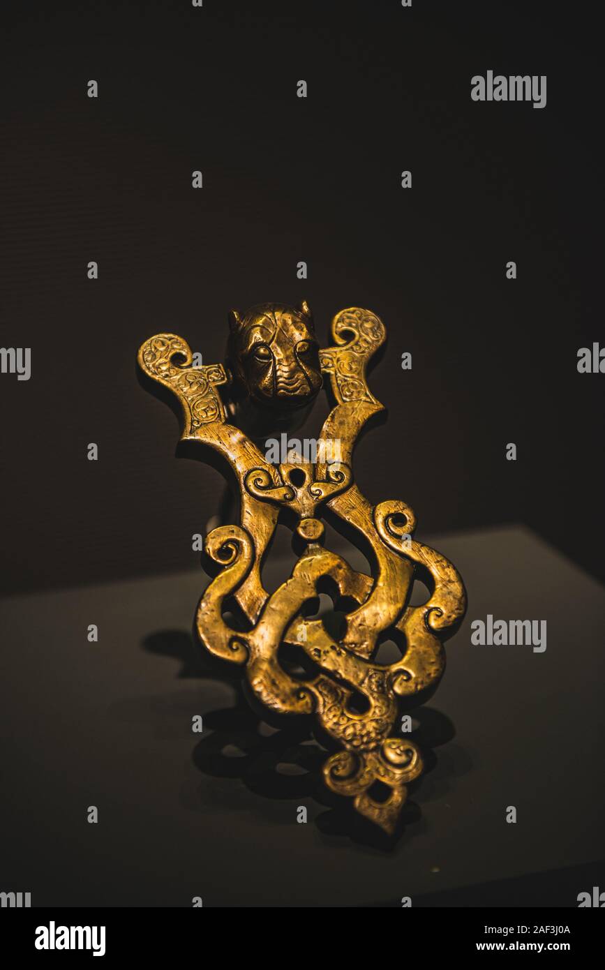 Doha, Katar - 31. Juli 2019: Eine alte goldene Spange auf Anzeige an das Museum für Islamische Kunst in Doha, Katar. Stockfoto