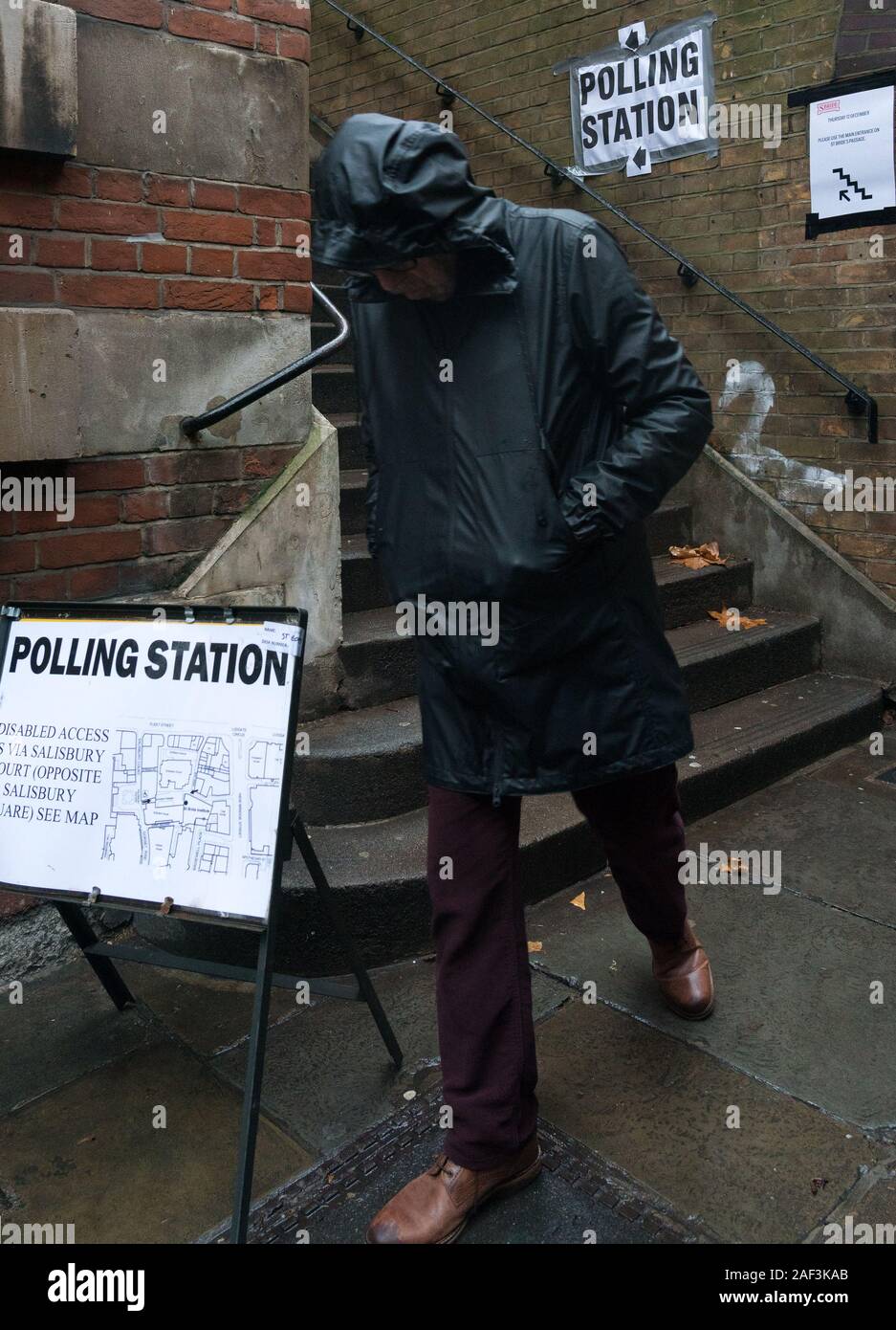London, Großbritannien. Donnerstag, 12 Dezember, 2019. Die Wähler im Wahllokal von St Braut in Central London. Foto: Roger Garfield/Alamy leben Nachrichten Stockfoto