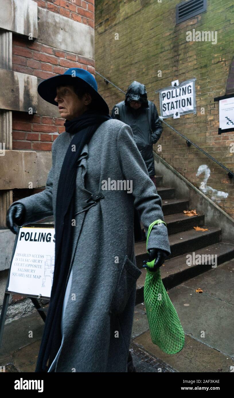 London, Großbritannien. Donnerstag, 12 Dezember, 2019. Die Wähler im Wahllokal von St Braut in Central London. Foto: Roger Garfield/Alamy leben Nachrichten Stockfoto