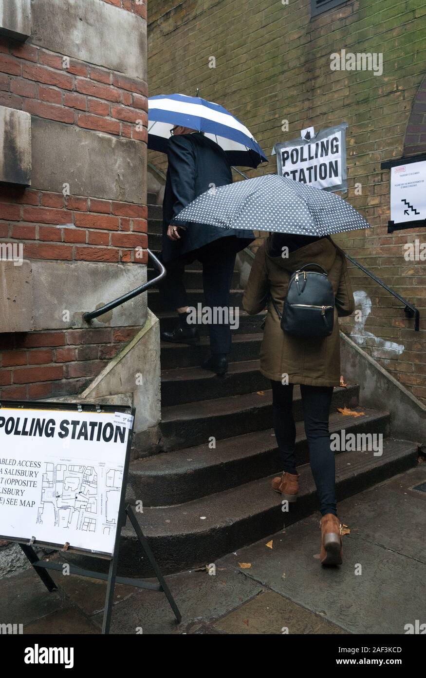 London, Großbritannien. Donnerstag, 12 Dezember, 2019. Die Wähler im Wahllokal von St Braut in Central London. Foto: Roger Garfield/Alamy leben Nachrichten Stockfoto