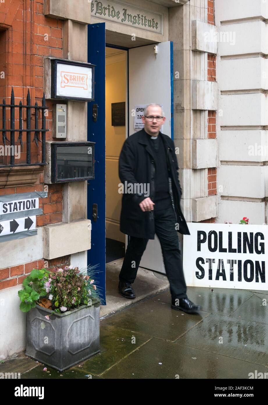 London, Großbritannien. Donnerstag, 12 Dezember, 2019. Die Wähler im Wahllokal von St Braut in Central London. Foto: Roger Garfield/Alamy leben Nachrichten Stockfoto