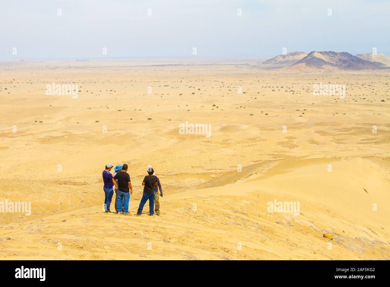 Fünf Menschen in der Wüste Stockfoto