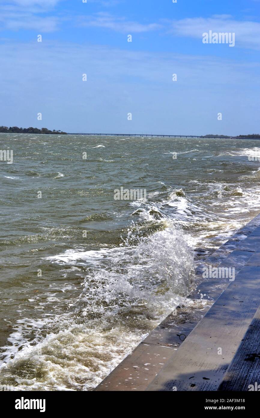 King Tide kombiniert mit starken Böen Teig der Küste. Januar 2019 Bongaree, Queensland, Australien Stockfoto