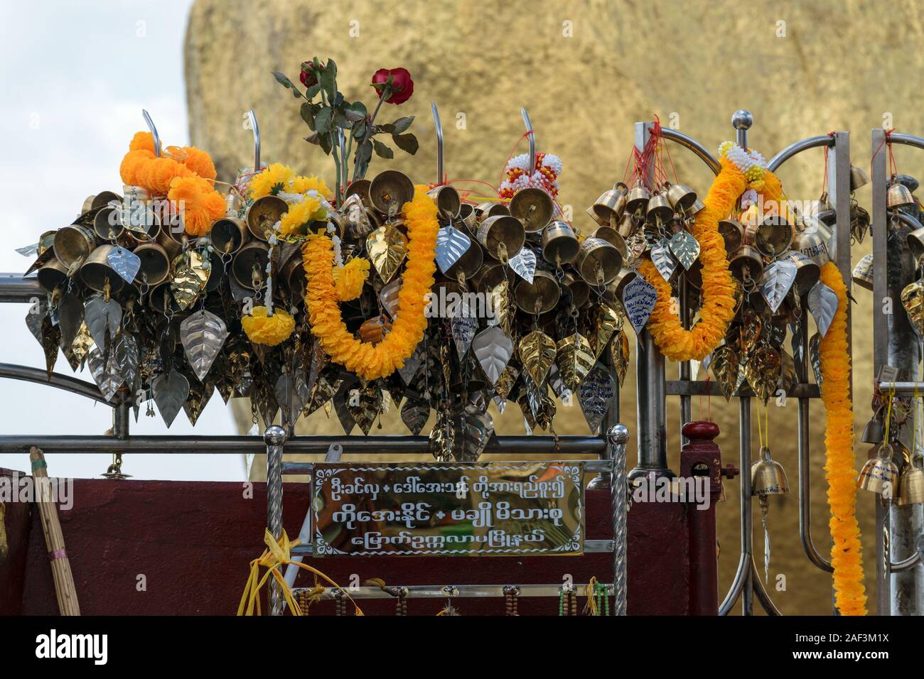 Dekoratives florale Girlanden und Glocken hängen am "Gloden Rock'Buddhistische pilgrimag Stockfoto