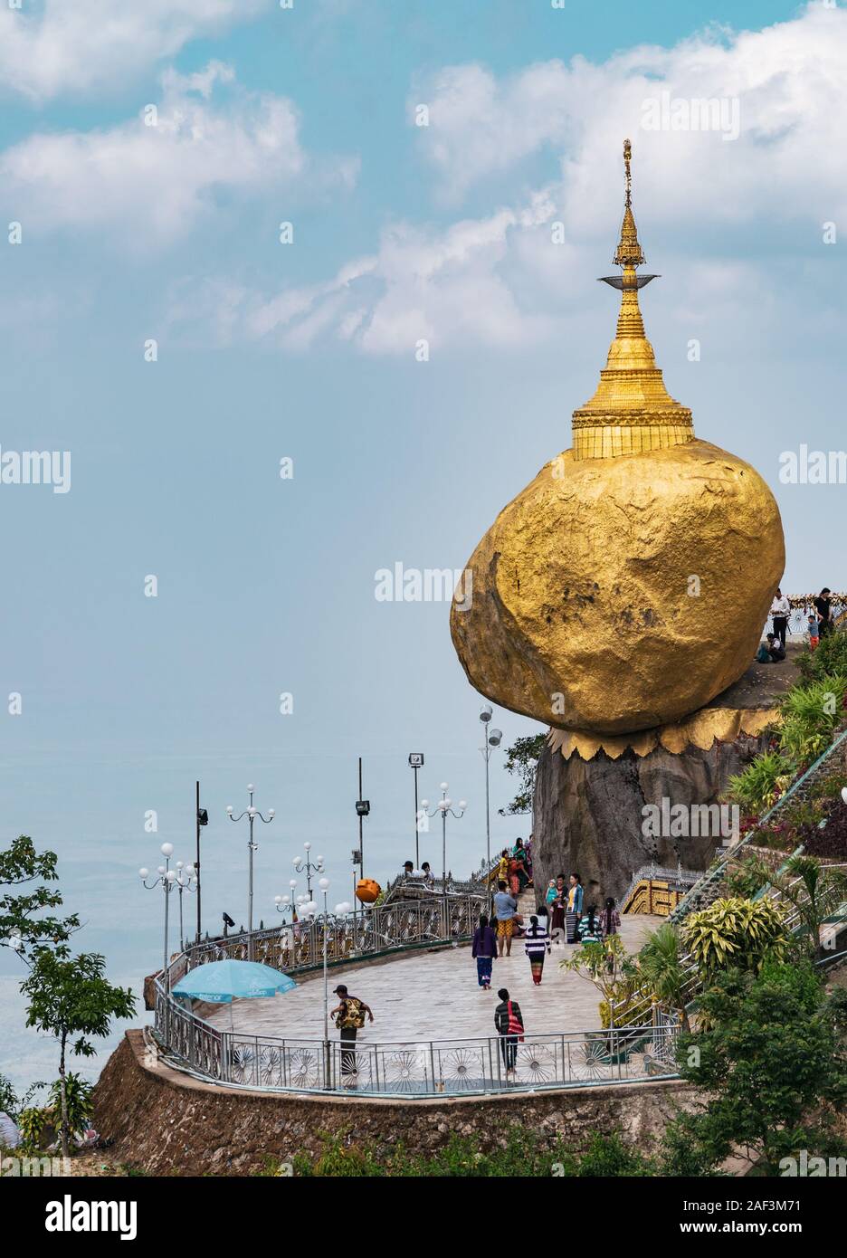 Kyaiktiyo Pagode, Mon, Myanmar (Birma) - Februar 06, 2018: Pilger Spaziergang rund um den "Tempel Golden Rock'auf die Spitze des Mt. Kyaiktio. Stockfoto