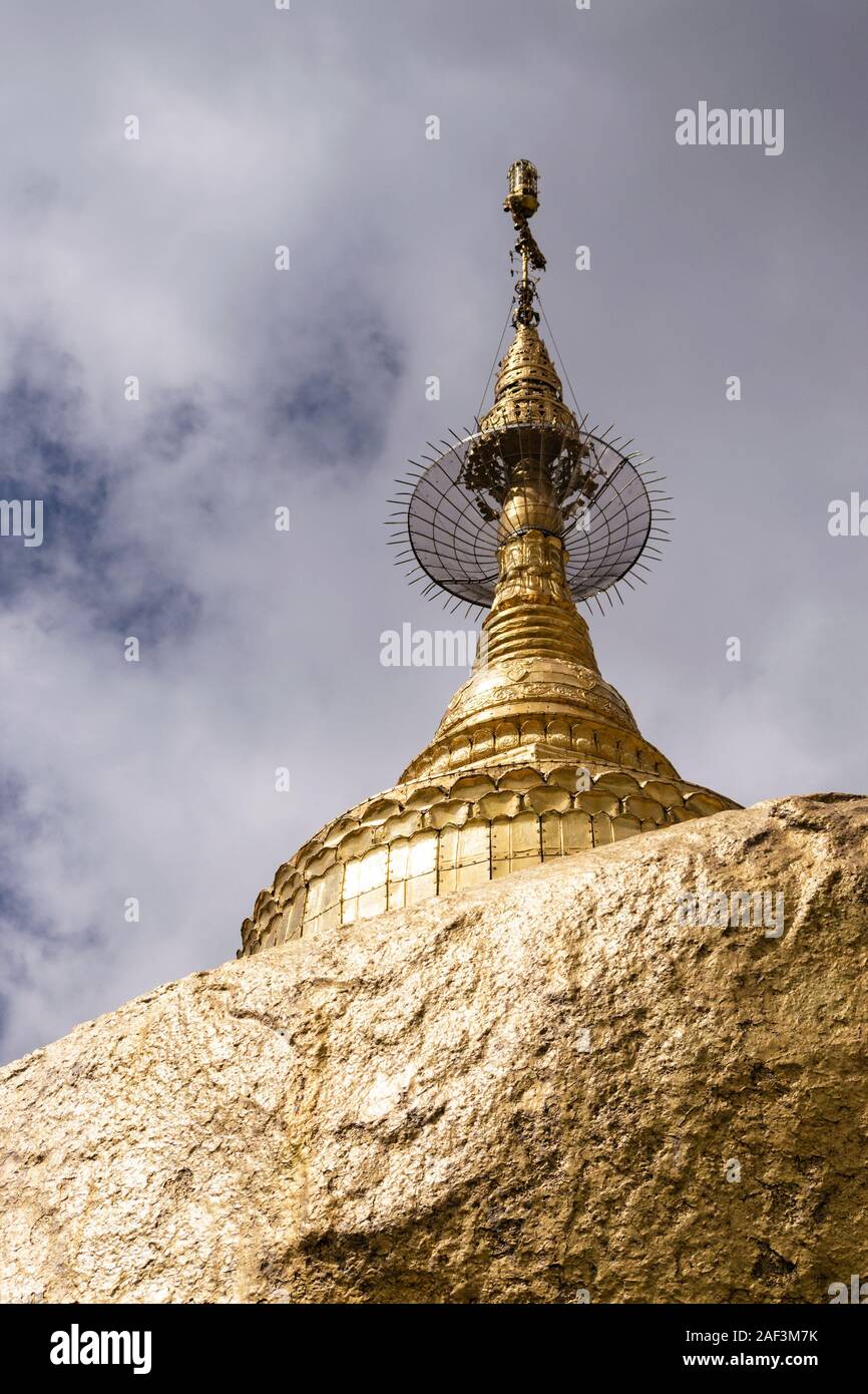 Vergoldeten stupa pn oben in der Goldenen Felsen Tempel am Mt. Kyaiktiyo, Myanmar Stockfoto