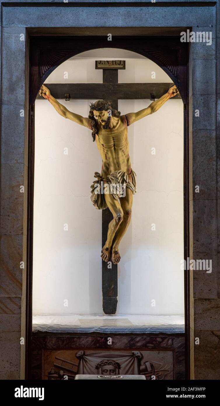 Viseu, Portugal - 19 August 2019: Kreuz und Altar in der Misericordia Kirche in Viseu Stockfoto