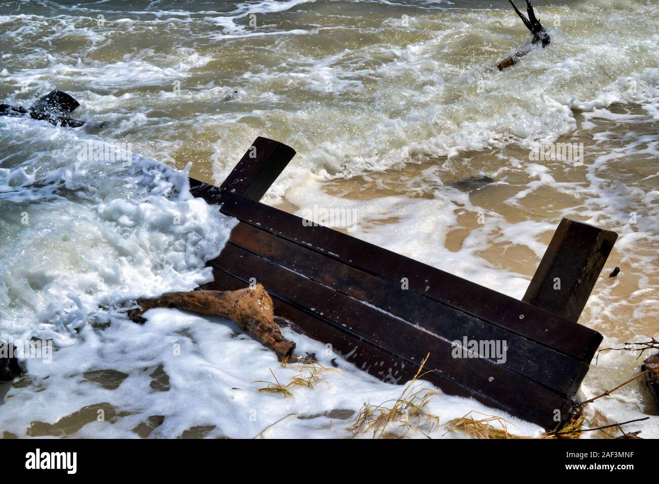 King Tide kombiniert mit starken Böen zerstören Holz- groyne (Barriere Erosion zu stoppen). Januar 2019 Bongaree, Queensland, Australien Stockfoto