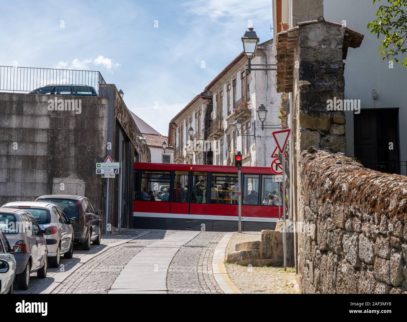 Viseu, Portugal - 19 August 2019: rote Straßenbahn oder standseilbahn Kreuze in die Altstadt station Stockfoto
