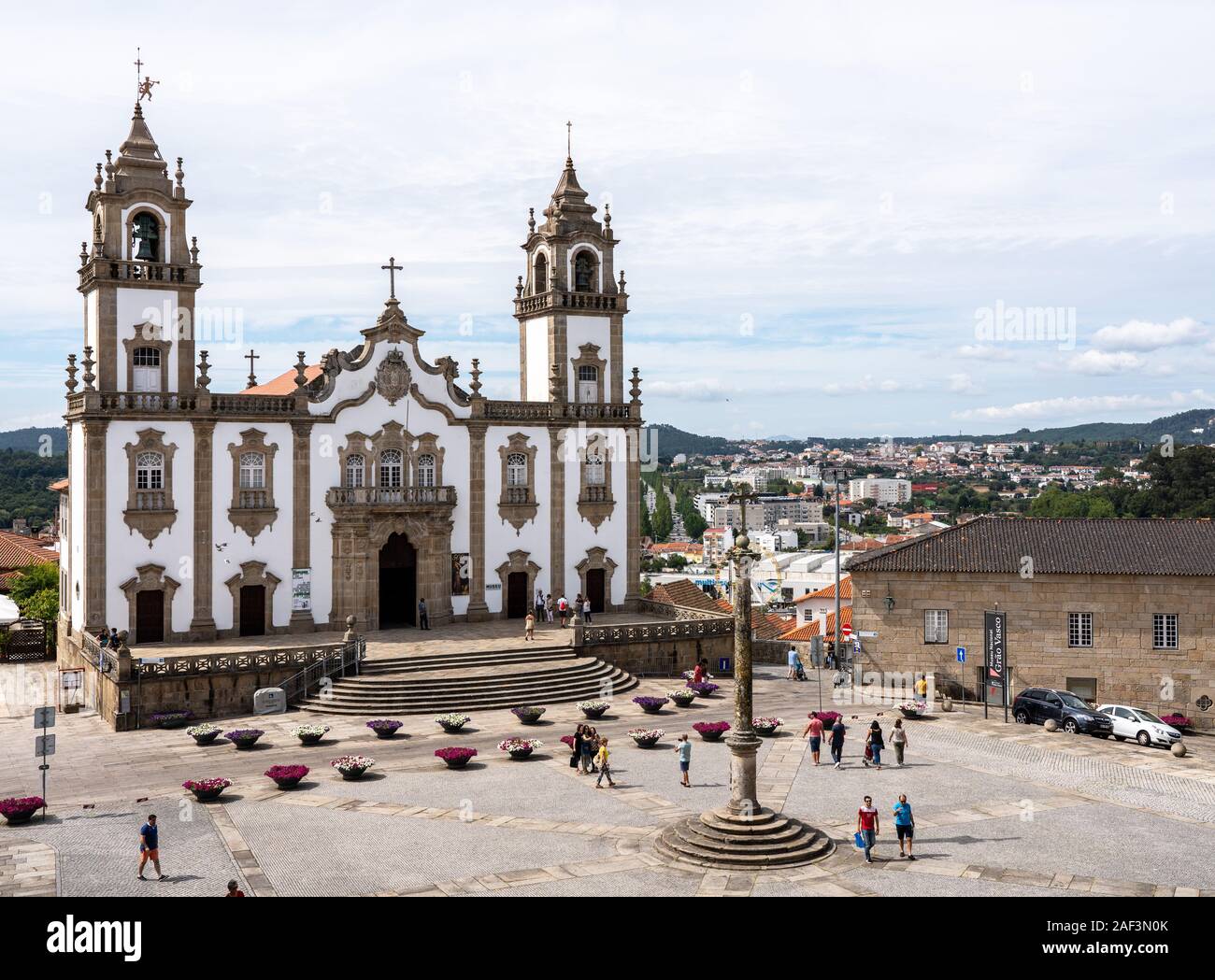 Viseu, Portugal - 19 August 2019: Hauptplatz in der Altstadt von Viseu mit der Misericordia Kirche und steinernen Kreuz Stockfoto
