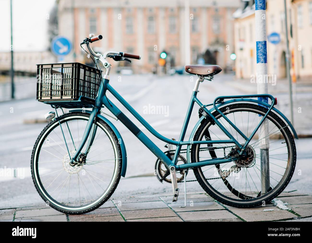 Single European Bike auf einem Bürgersteig in der Stadt Stockholm, Schweden Stockfoto
