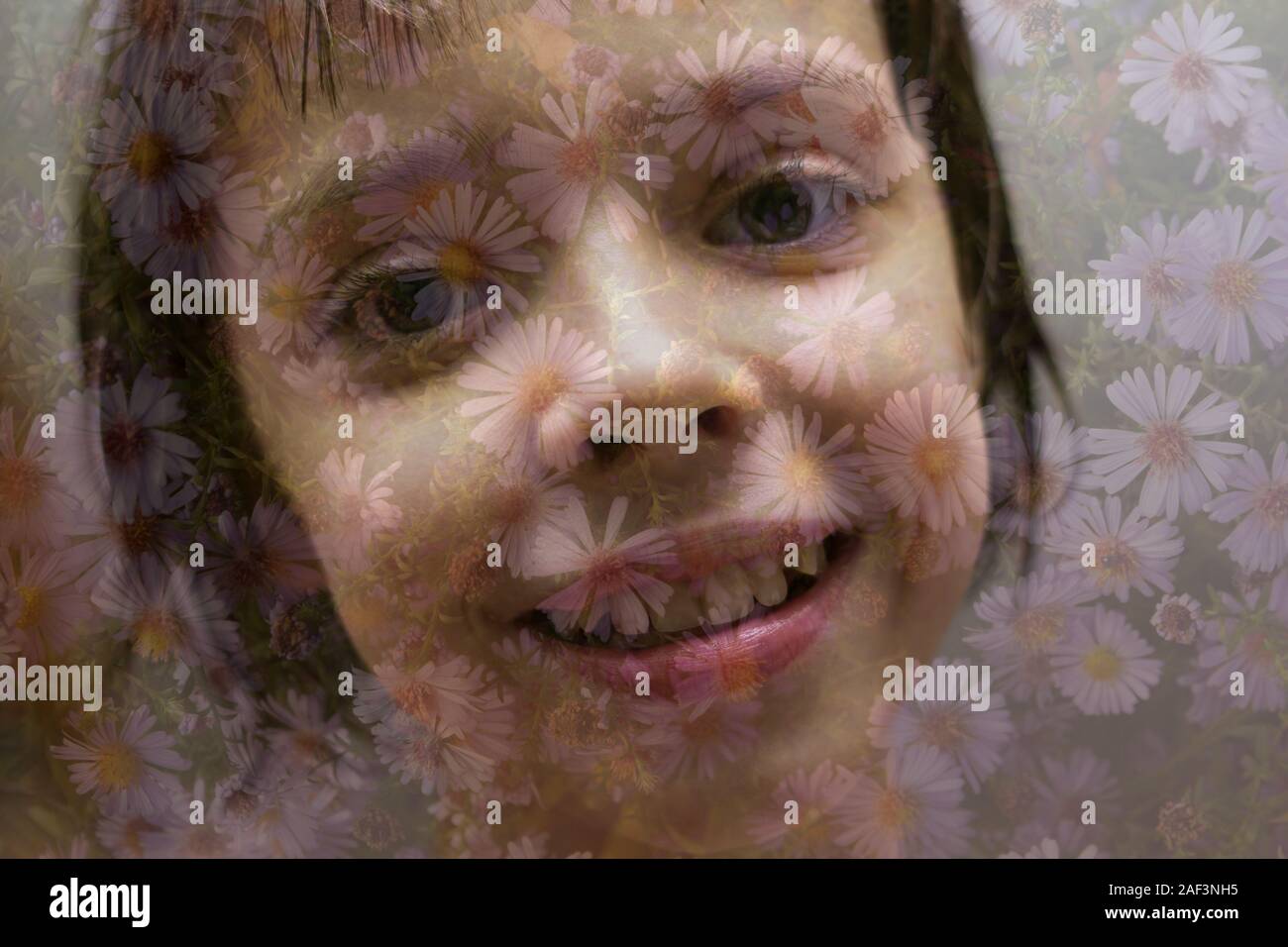 Eine glückliche Kindheit auf das Mädchen. Close-up Portrait mit Die Wirkung überlappender zwei Fotos. Stockfoto
