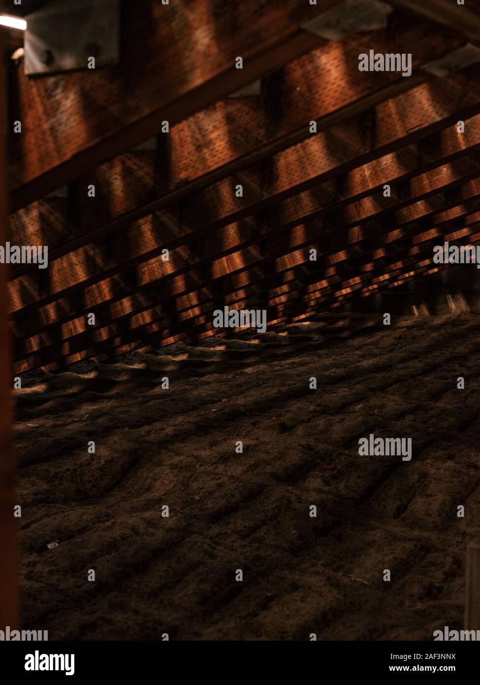 Blick von unter Aussentreppe mit Licht shinning durch Stockfoto