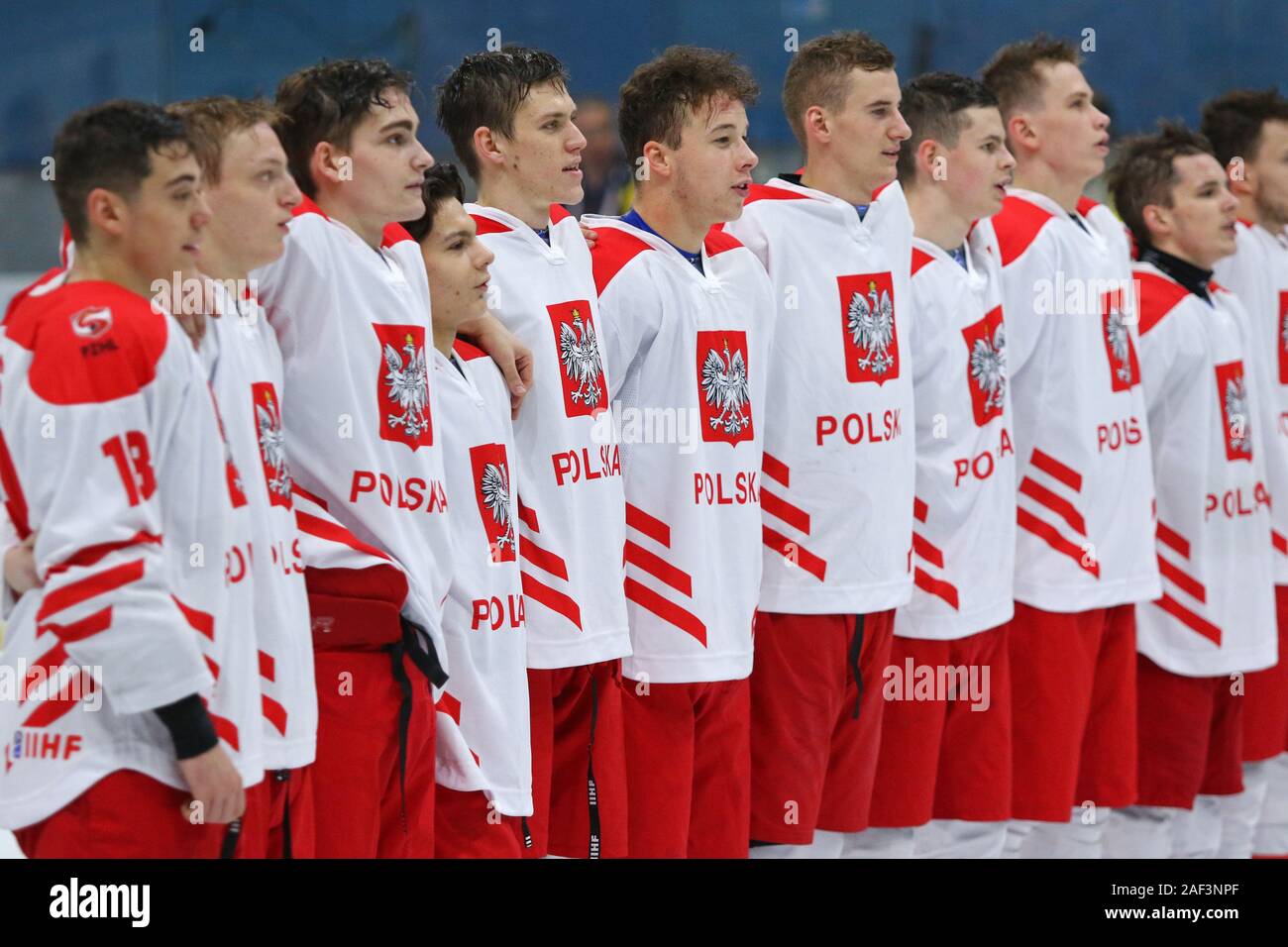 Kiew, Ukraine - Dezember 12, 2019: Die Spieler der polnischen Nationalmannschaft Nationalhymne hören nach der IIHF Eishockey 2020 U20-WM Div. Stockfoto