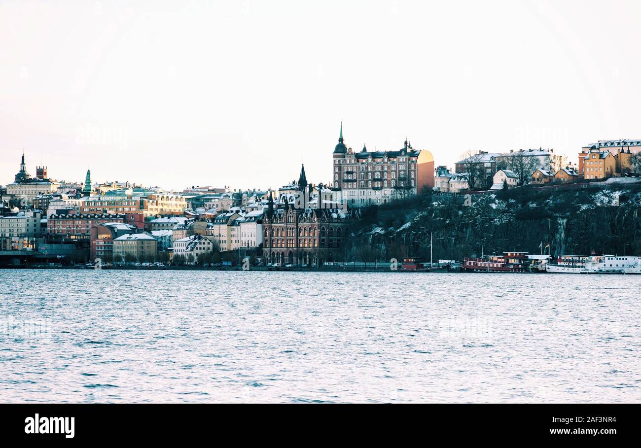 Blick auf die Stadt Stockholm in Schweden, die unter dem Schnee im Winter Stockfoto
