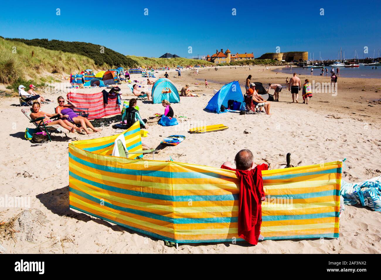 Einem anstrengenden Sommertag Beadnell Strand, Northumberland, UK. Stockfoto