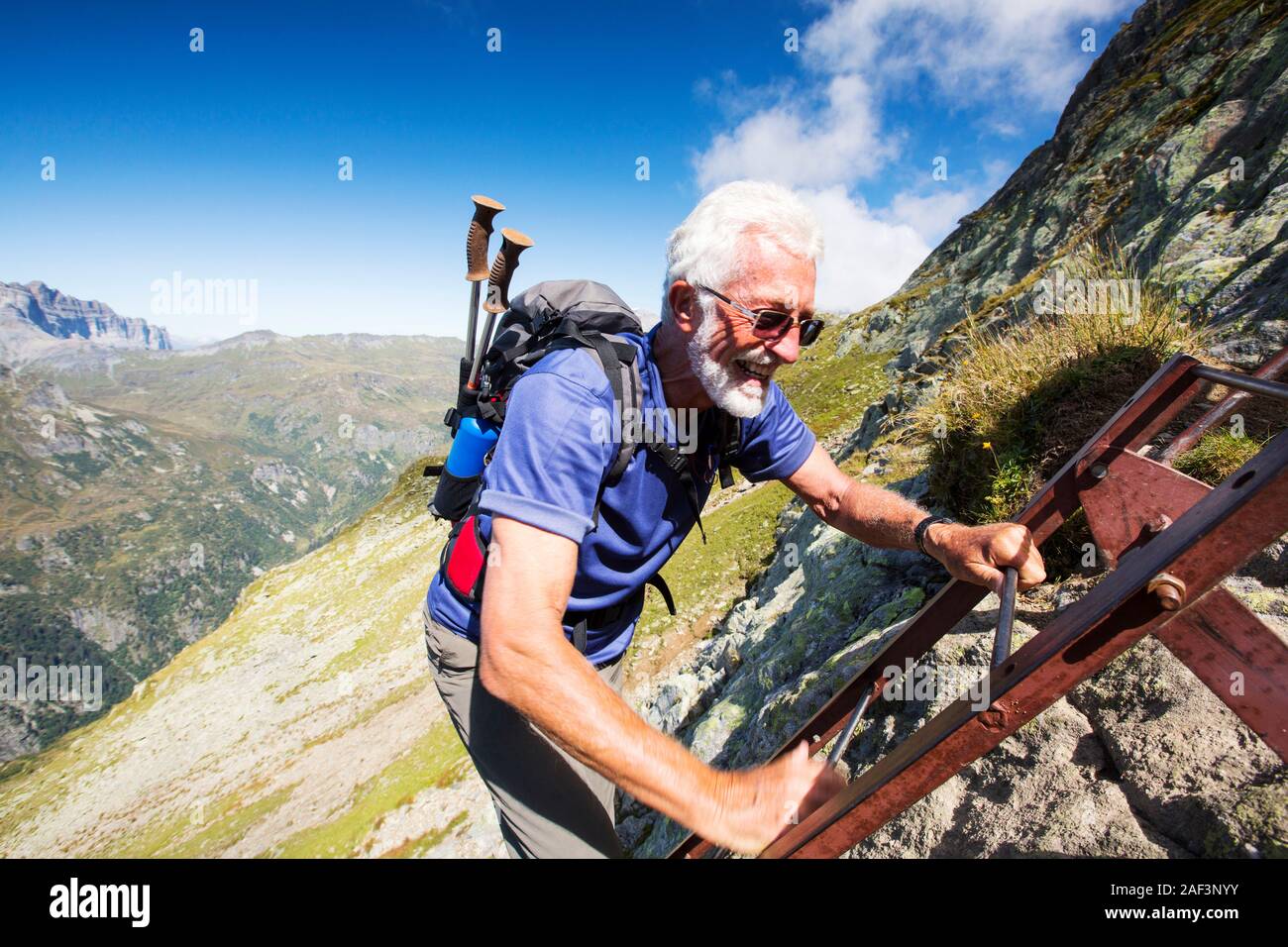 Wanderer, aufsteigender Leitern auf die Aiguille Rouge über Chamonix, Frankreich. Stockfoto