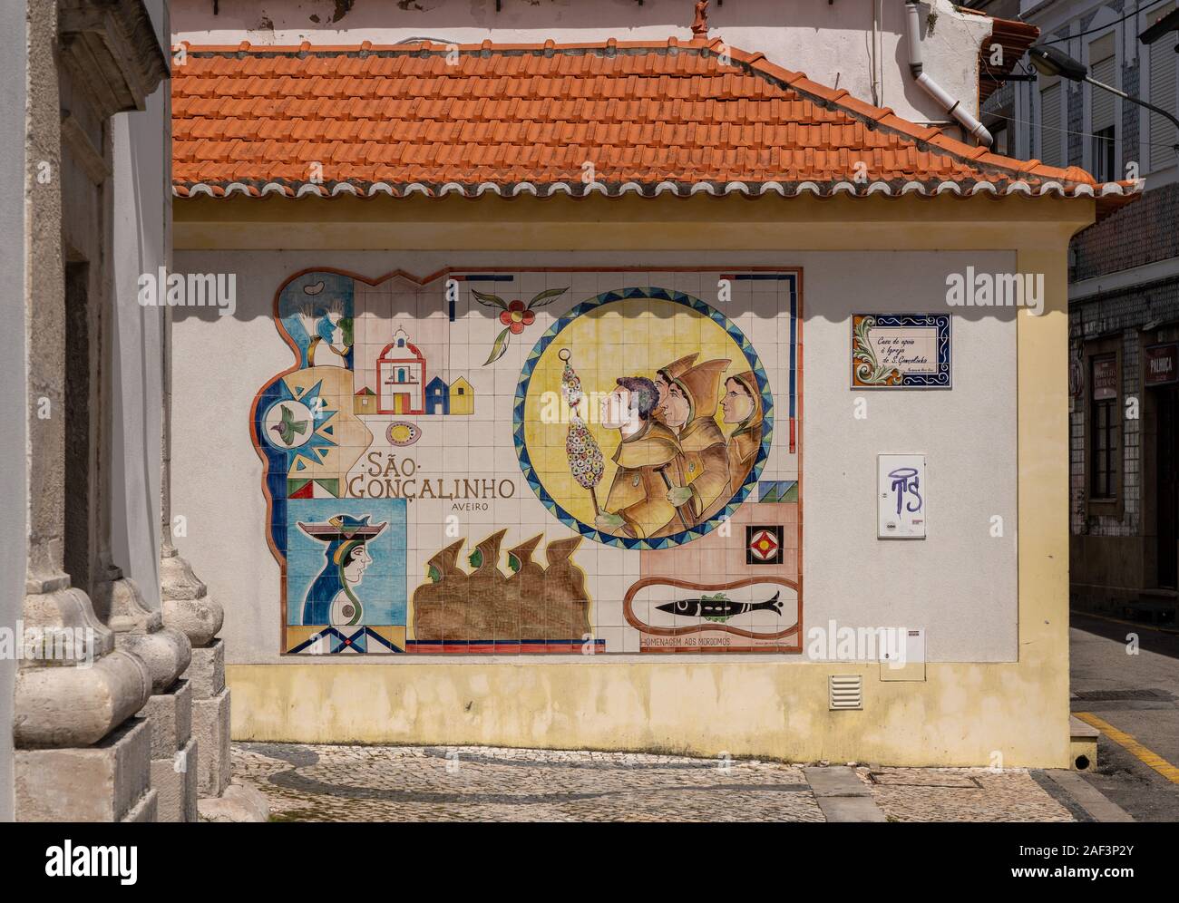 Aveiro, Portugal - 19 August 2019: Azulejo Wandbild an der Außenseite der Kapelle von Sao Goncalinho Stockfoto