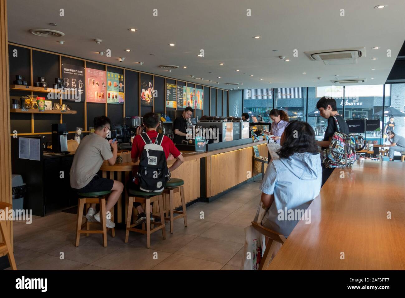 Kunden in Starbucks Coffee Shop, Xian, China Stockfoto