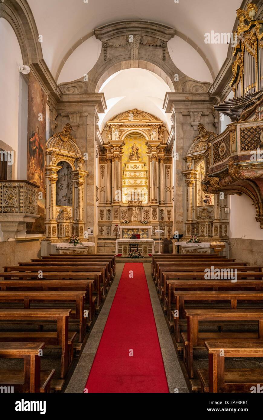 Viseu, Portugal - 19 August 2019: Innen- und Altar in der Misericordia Kirche in der Altstadt von Viseu Stockfoto