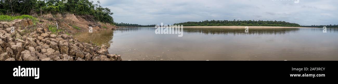 Bank des Flusses Javari, den Nebenfluss des Amazonas, die während der Saison. Amazonia. Selva an der Grenze von Brasilien und Peru. South Amer Stockfoto
