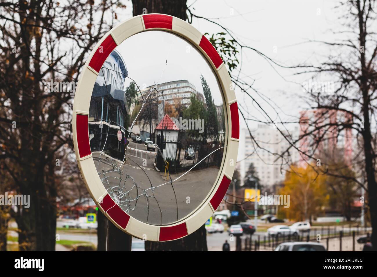 Traffic mirror circle -Fotos und -Bildmaterial in hoher Auflösung – Alamy